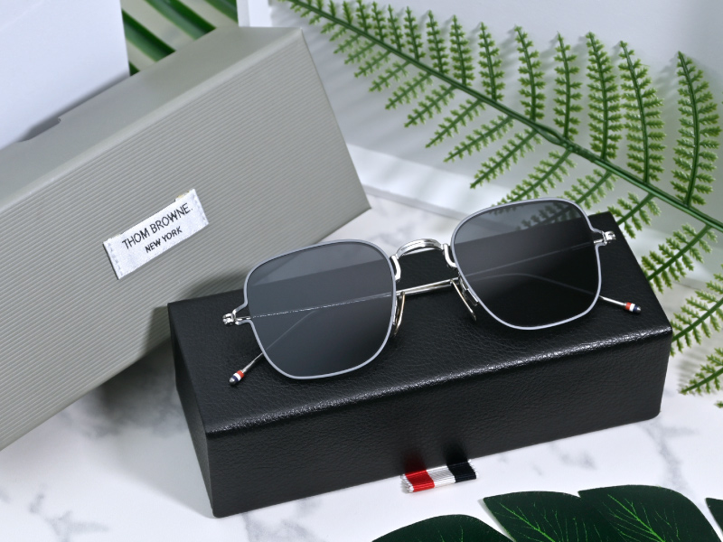 THOM BROWNE 《 TBS-116 》 